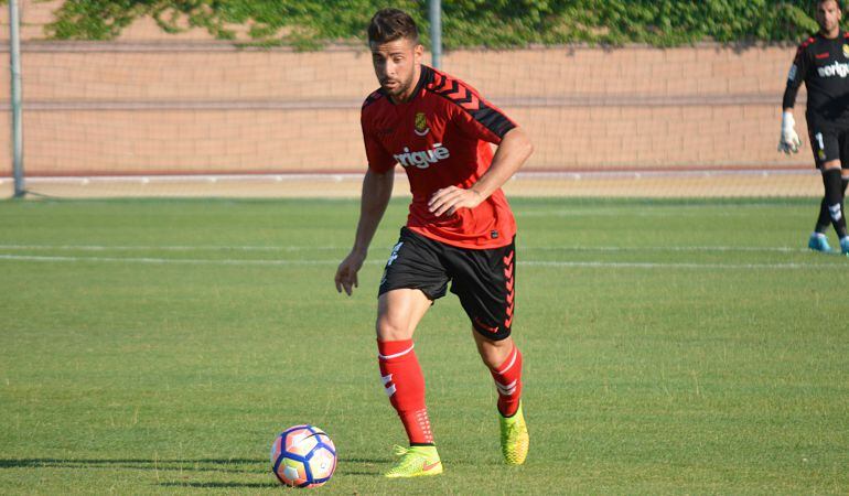 Xavi Molina en un partit contra l'Ascó durant la pretemporada.