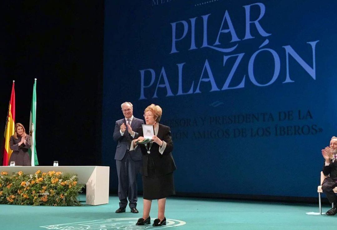 Pilar Palazón, en el momento de recoger la Medalla de Andalucía que le entregó la Junta en 2018.