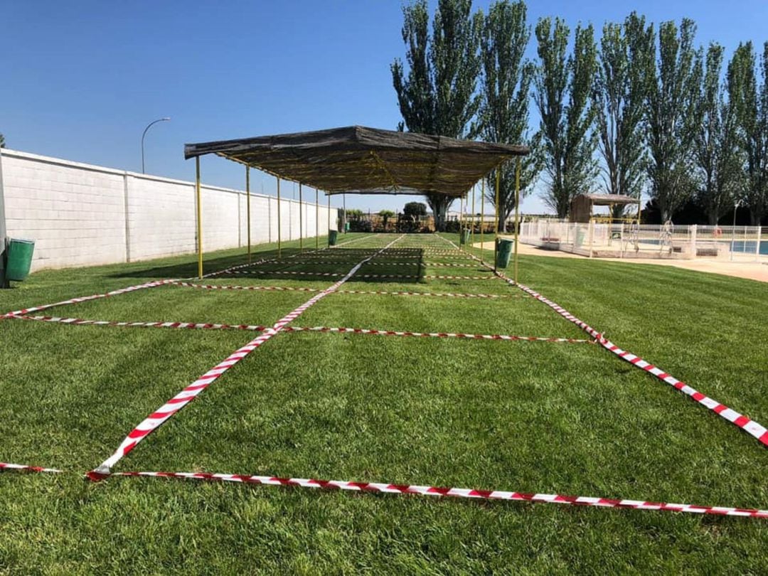 Parcelas delimitadas de la piscina municipal de Las Pedroñeras