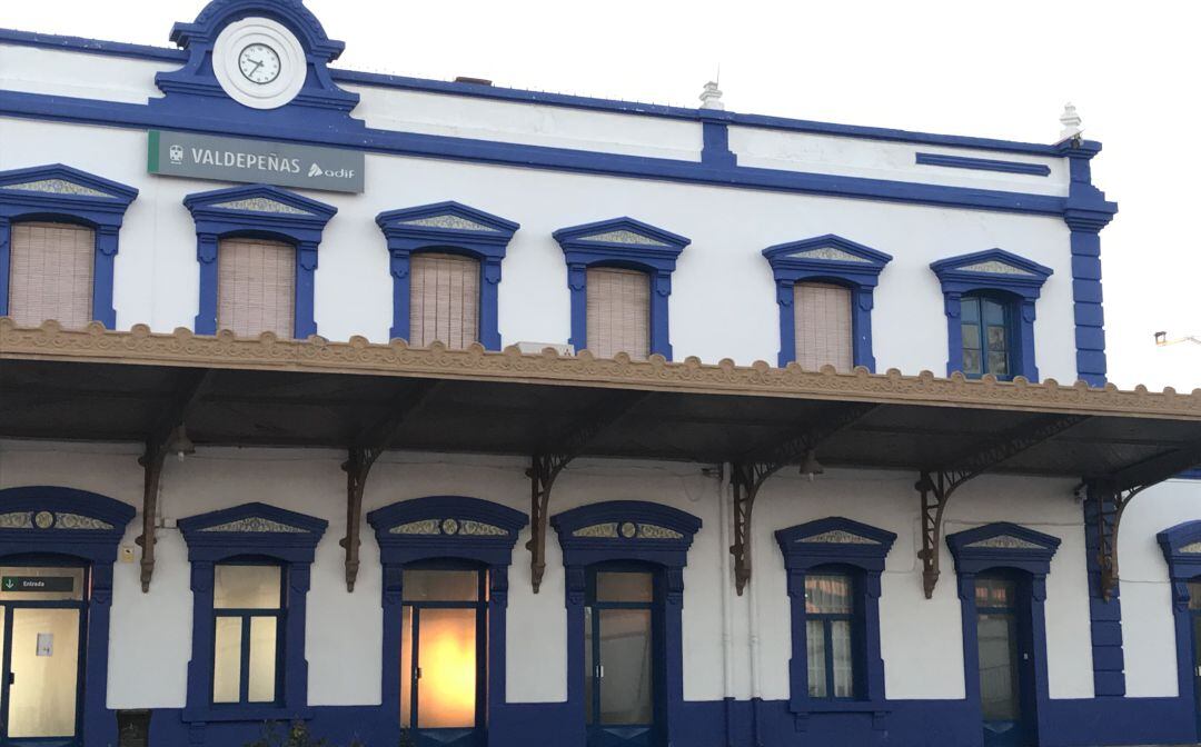 Fachada de la estación de tren de Valdepeñas (Ciudad Real)