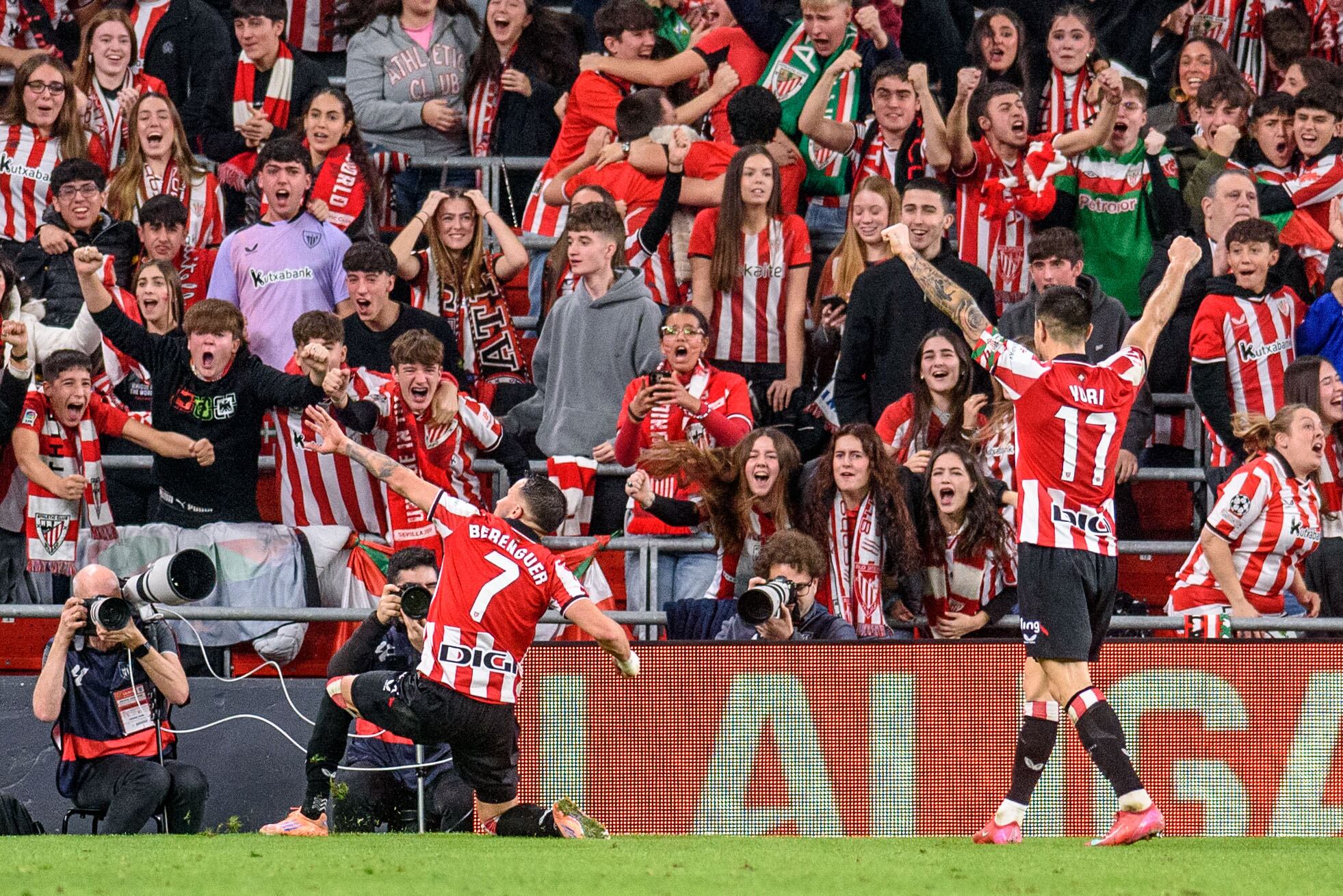 BILBAO, 06/12/2025.- El delantero del Athletic Álex Berenguer (i) celebra tras marcar ante el Atlético de Madrid, durante el partido de Liga en Primera División que Athletic Club y Atlético de Madrid han disputado este sábado en el estadio de San Mamés, en Bilbao. EFE/Javier Zorrilla