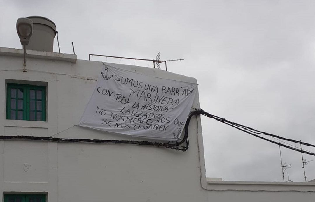Pancarta colgada en la barriada marinera de Arrecife