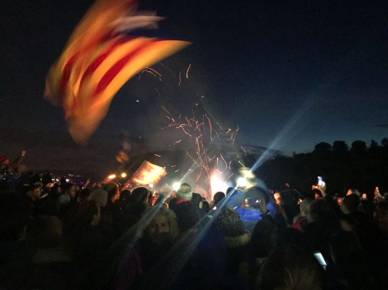 Els concentrats a l&#039;autopista AP7 han encès una foguera