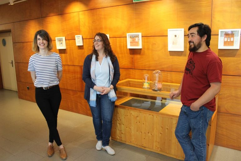 Andrea Escargot con Mónica Martínez, delegada de Juventud y Garikoitz C. Murua, responsable del programa Gazteartean Expo.