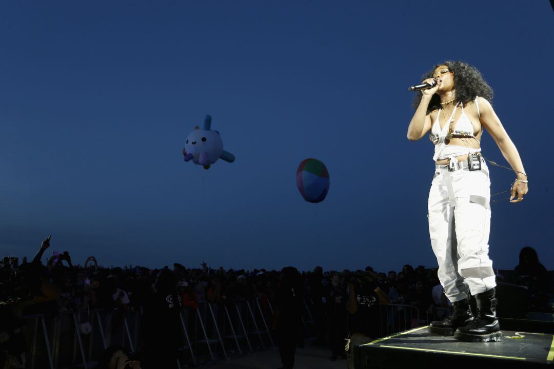 SZA durante una actuación en Virginia Beach City