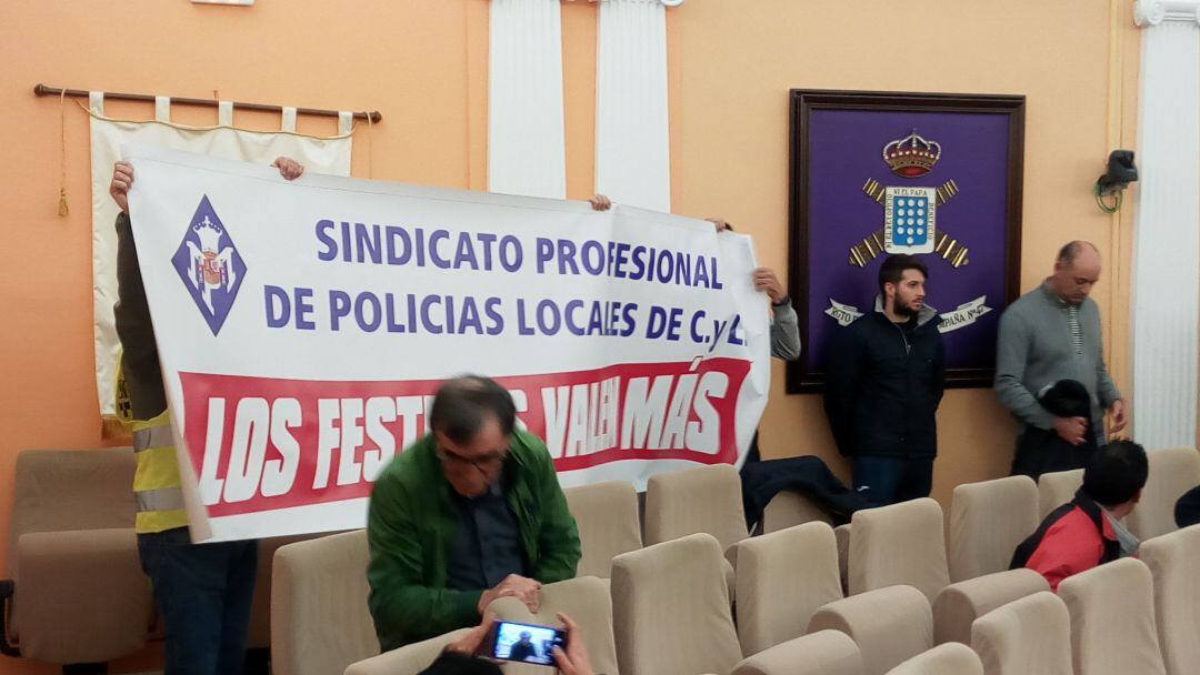 Las protestas policiales protagonizaron parte de la sesión plenaria de febrero