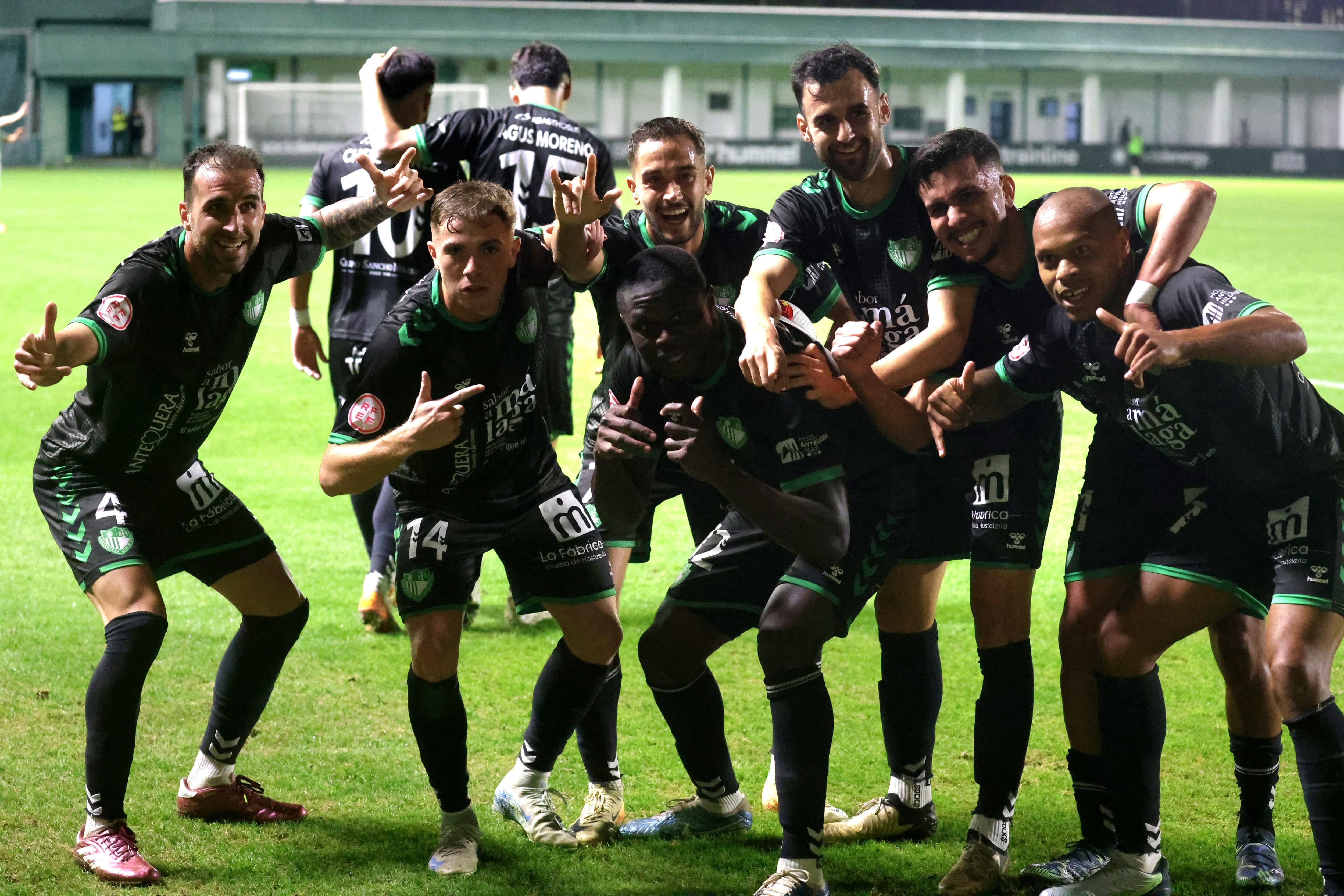 El Antequera CF celebra un gol ante el Betis Deportivo