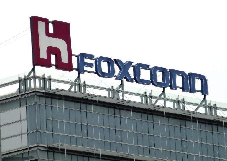 Logo del grupo Hon Hai, también conocido como Foxconn, en lo alto de su planta en Neihu, Taipei (Taiwán).
