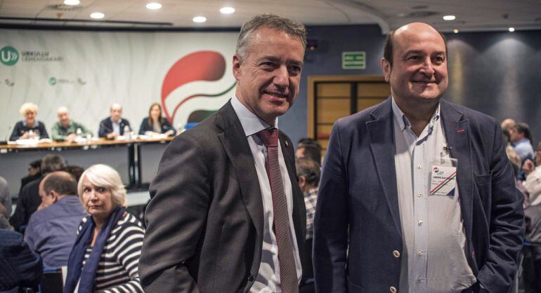 El lehendakari Iñigo Urkullu (i), y el presidente del PNV, Andoni Ortuzar (d), durante la Asamblea Nacional del PNV, el máximo órgano de esta formación entre Congresos, que se ha reunido hoy para decidir sobre las negociaciones para la gobernabilidad de E