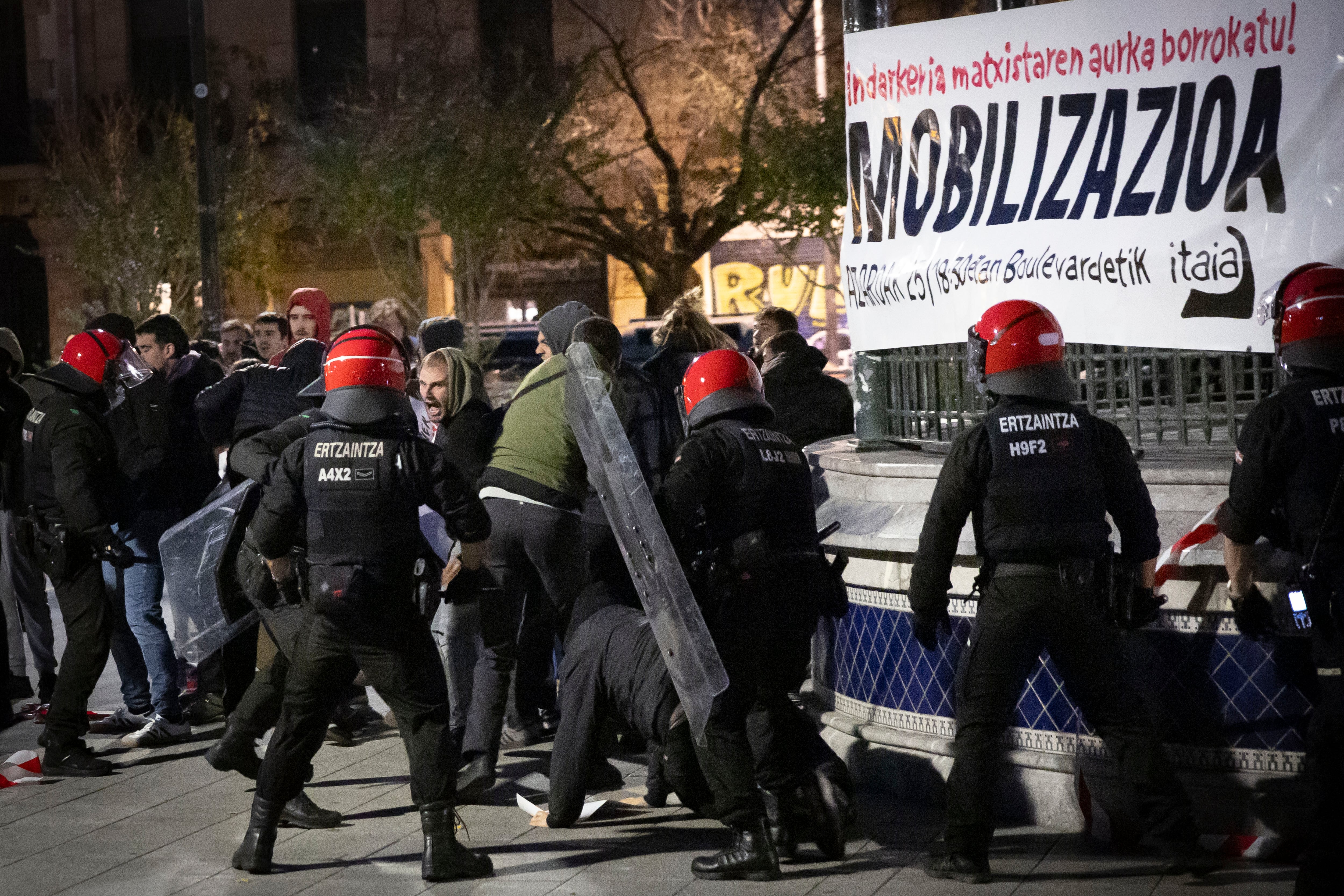 SAN SEBASTIÁN (PAÍS VASCO), 16/11/2024.-La Ertzaintza ha tenido que intervenir este sábado en San Sebastián con una carga para evitar enfrentamientos entre dos concentraciones convocadas en el mismo lugar, una para reclamar &quot;una ciudad más segura&quot; y otra en contra del &quot;racismo, el fascismo y el clasismo&quot;.El grupo ciudadano &#039;Lo que No te Cuentan de Donosti&#039; había convocado a través de las redes sociales una protesta bajo el lema &quot;Por una ciudad más segura&quot; esta sábado, a las seis de la tarde, en la plaza Easo de la capital donostiarra. EFE/ Javier Etxezarreta
