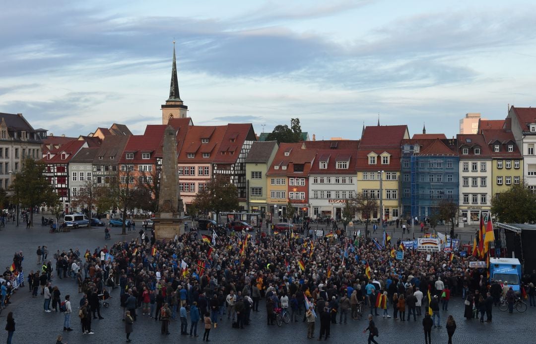 Nacionalistas agitan banderas en una ciudad del este de Alemania. 