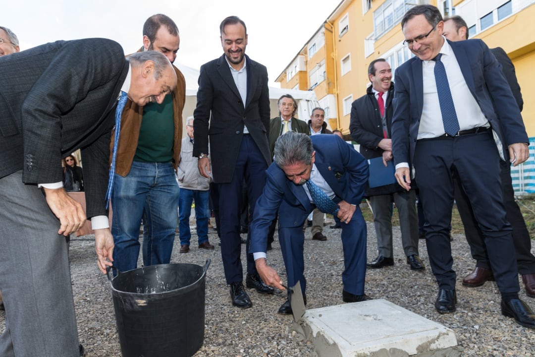 Colocación de la primera piedra de las viviendas de Campuzano