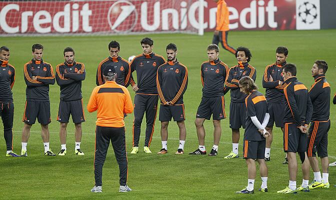 Ancelotti da una charla a sus jugadores