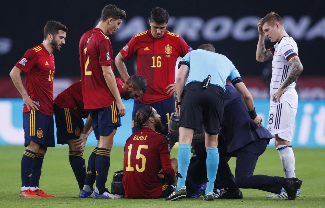 Sergio Ramos es atendido por los servicios médicos de España.