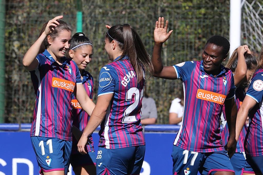 Las armeras celebran un gol durante el duelo ante el filial rojiblanco