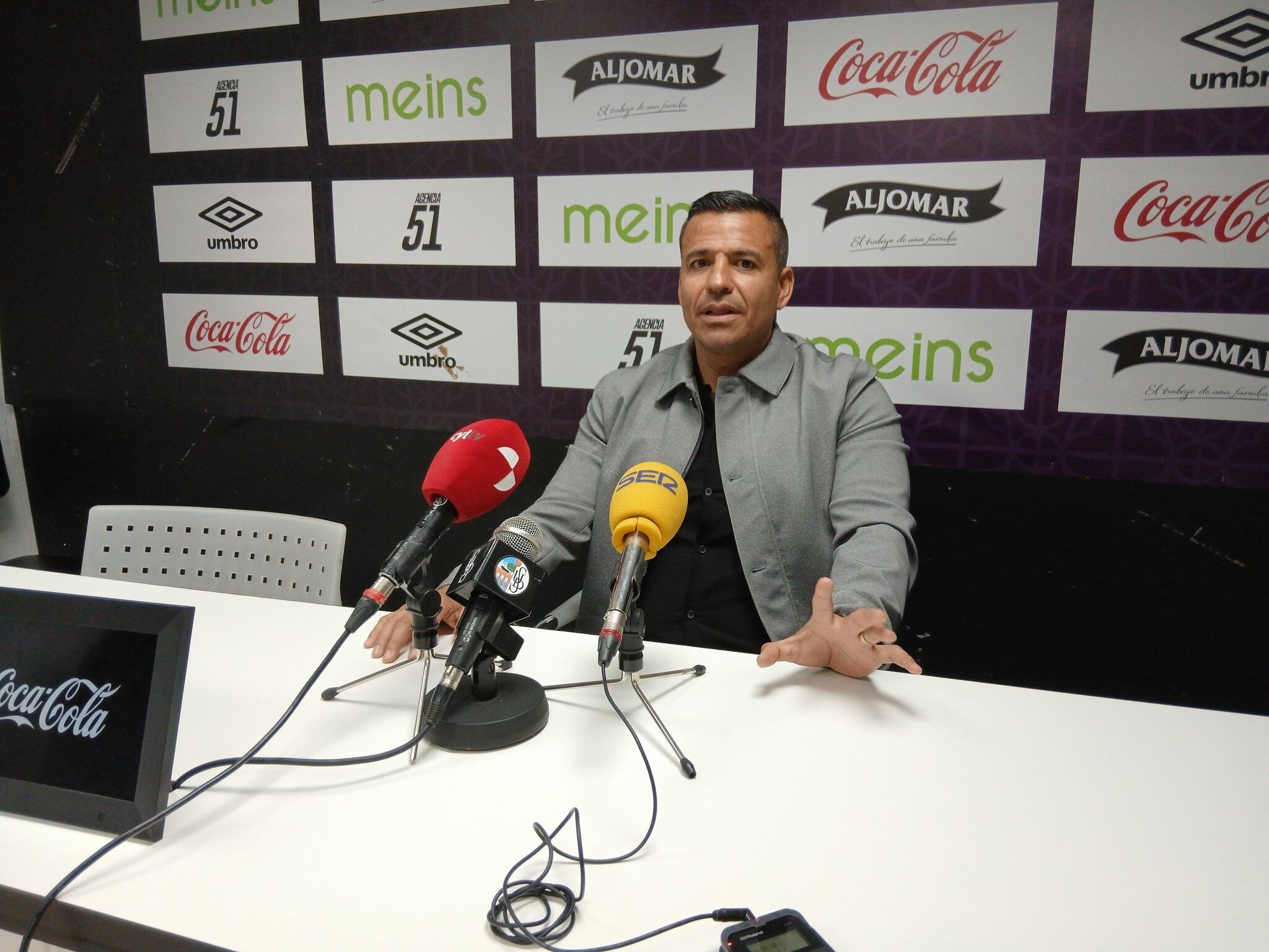 Rafael Alejandro Dueñas, durante una comparecencia de prensa al inicio de 2025, cuando era entrenador del primer equipo/Cadena SER