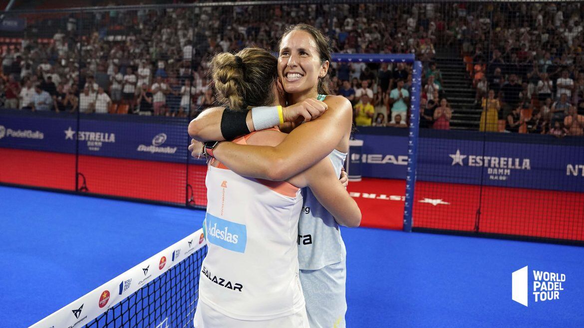 Gemma Triay i Ale Salazar s'abracen després d'un partit espectacular que les va permetre conquerir el setè trofeig de l'any.