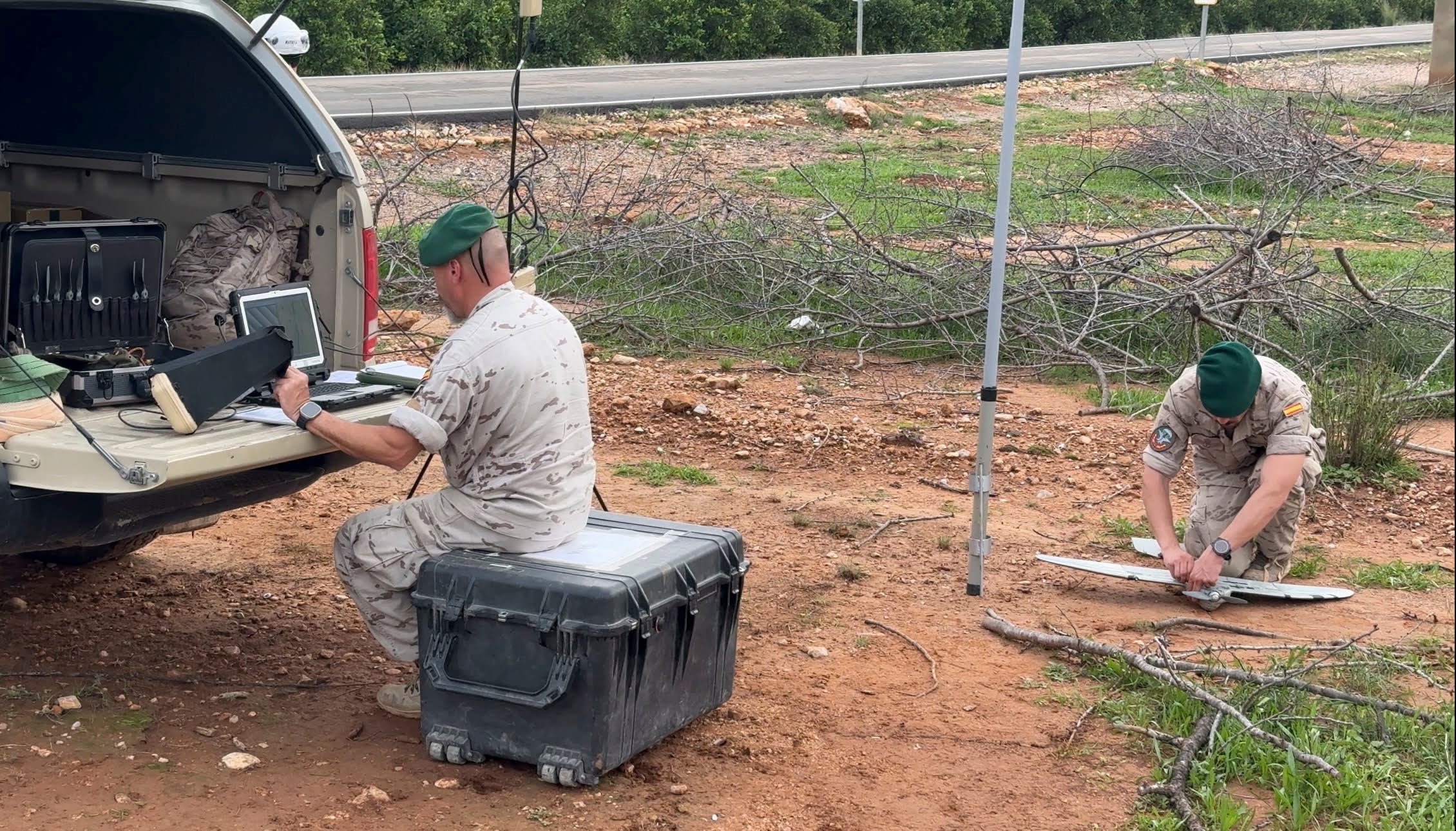 El Escuadrón de Zapadores Paracaidistas, una unidad de operaciones especiales del Ejército del Aire y del Espacio, no dejan un milímetro de tierra sin escudriñar en busca de desaparecidos