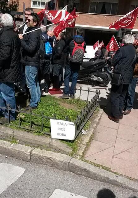 Cartel de &quot;Italia nos roba&quot; durante la protesta de los trabajadores de Endesa