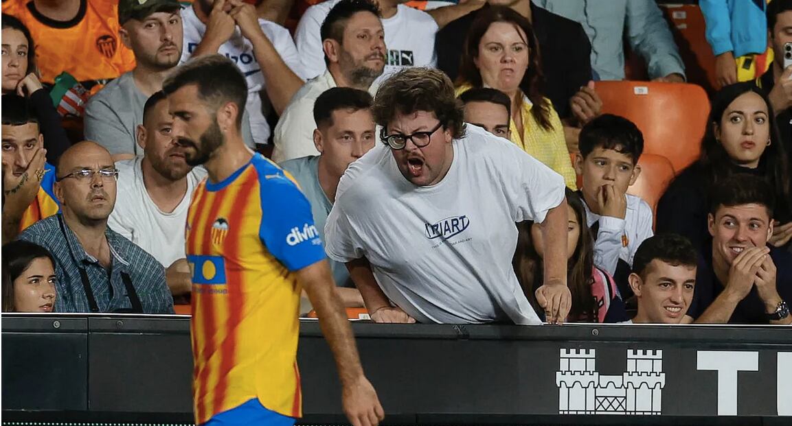 Aficionado en Mestalla abronca a Gayà (Foto: David González)
