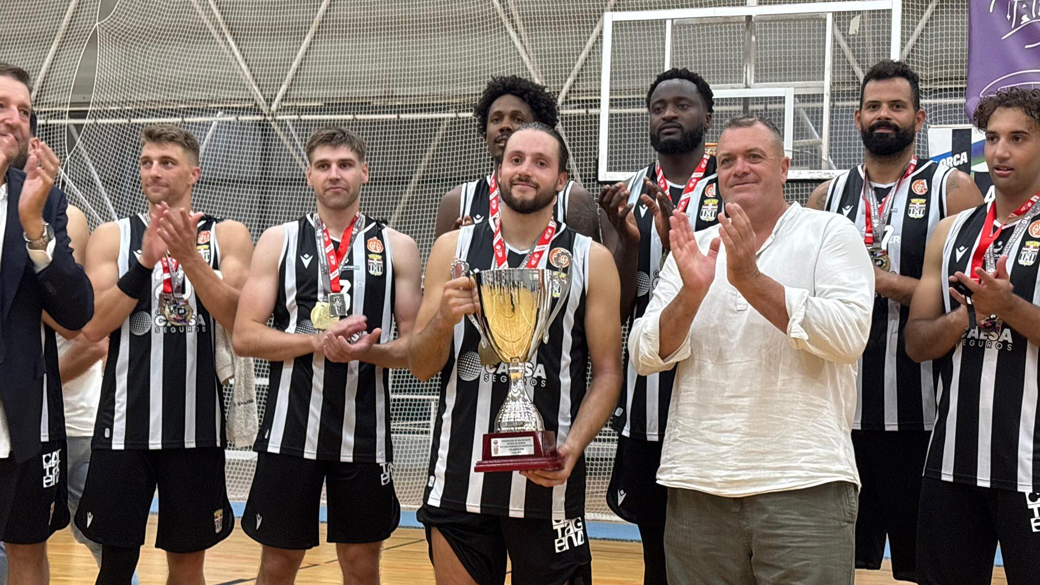 El capitán, Alberto Martín, posa con el trofeo de la FBRM