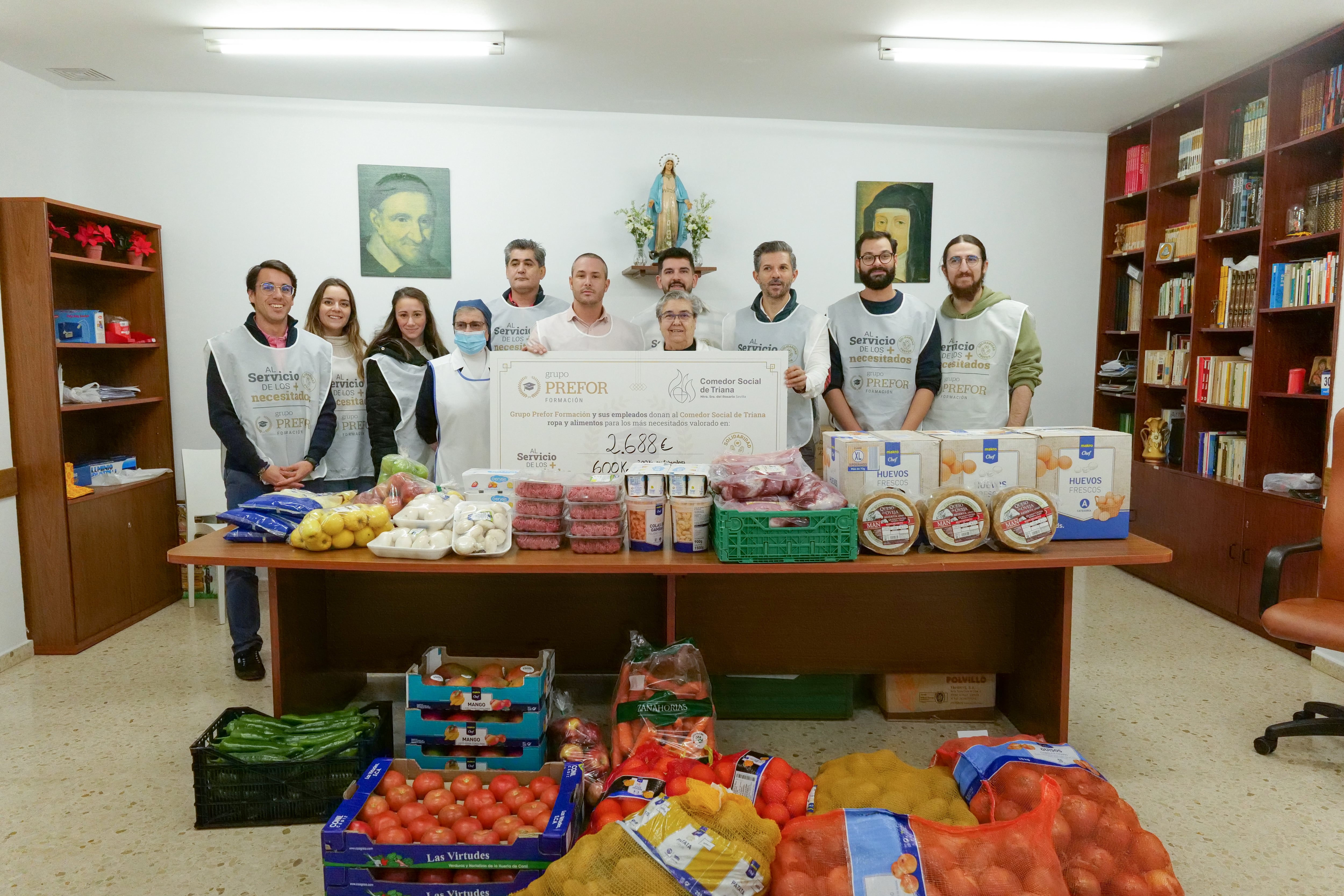 Imagen de la donación del Grupo Prefor Formación al Comedor Social de Triana