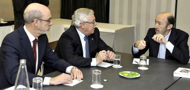 Alfredo Pérez Rubalcaba, durante la reunión que ha mantenido hoy en Murcia con el rector de la Universidad de Murcia, José Antonio Corbacho, y el rector de la Universidad Politécnica de Cartagena, José Antonio Franco.