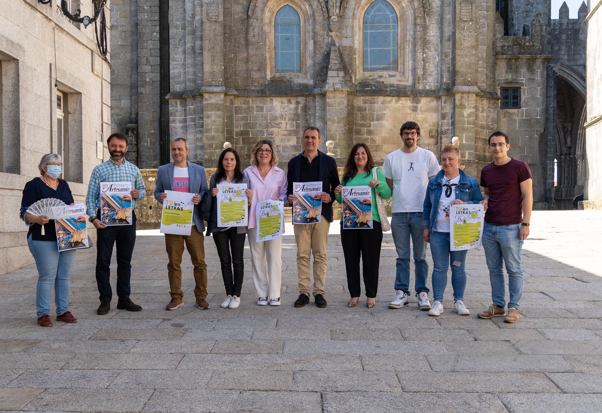 Representantes del Concello de Tui y de las asociaciones y empresas que participan en la Feira da Artesanía y la Feira do Libro Galego.