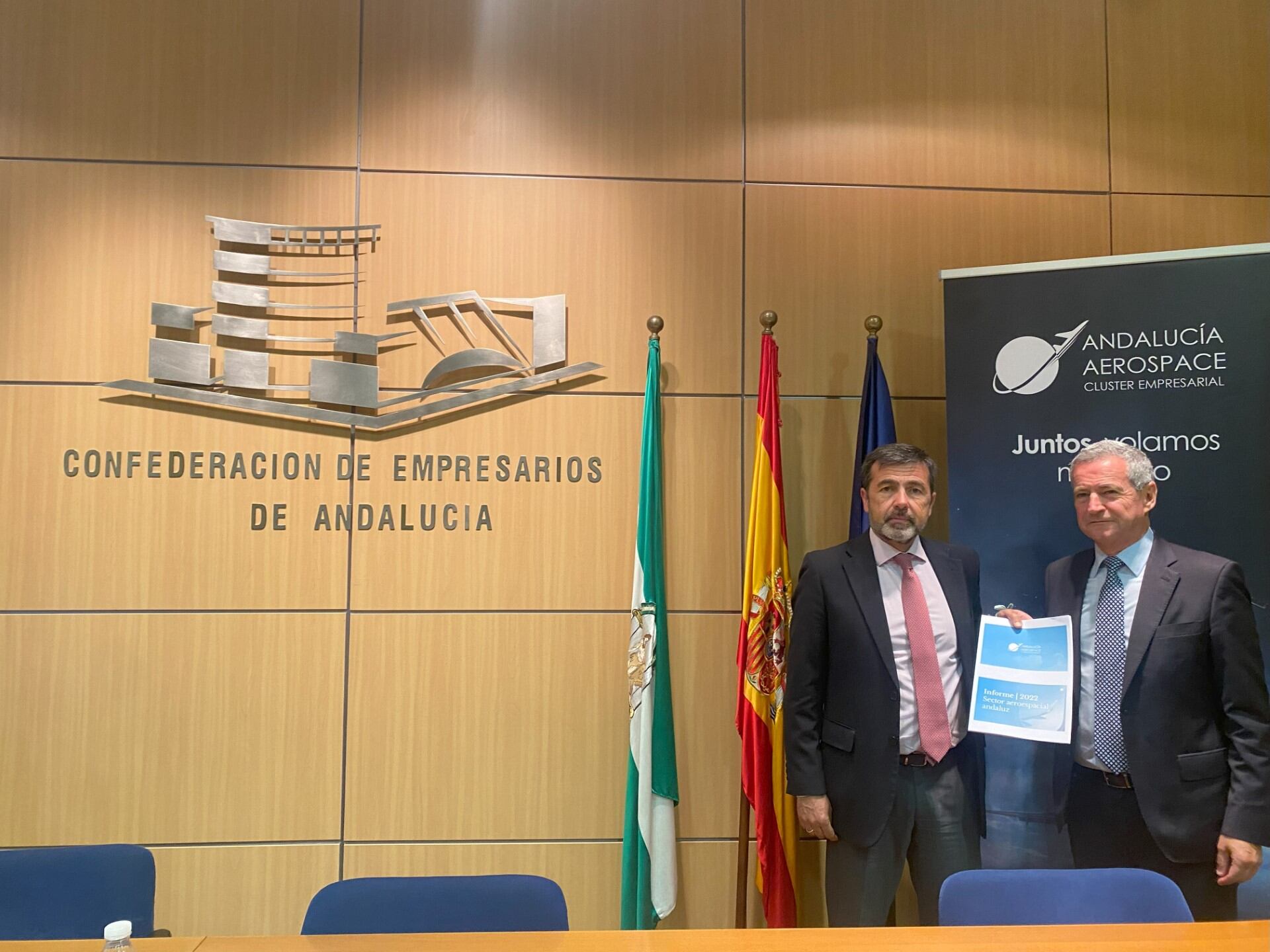 El presidente de Andalucía Aerospace, Antonio Gómez Guillamón, y su director gerente, Juan Román, en la sede de la CEA