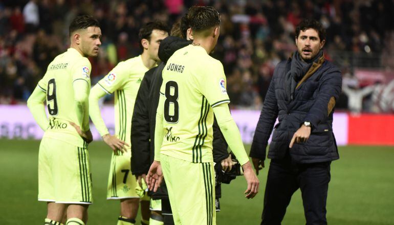 Víctor Sánchez conversa con sus jugadores tras el partido