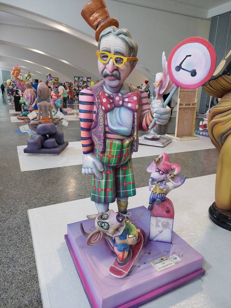 La Exposición del Ninot de las Fallas 2023 abre sus puertas con 750 figuras que rebosan diseño y sátira. Todas ellas quieren salvarse de las llamas gracias al voto popular.