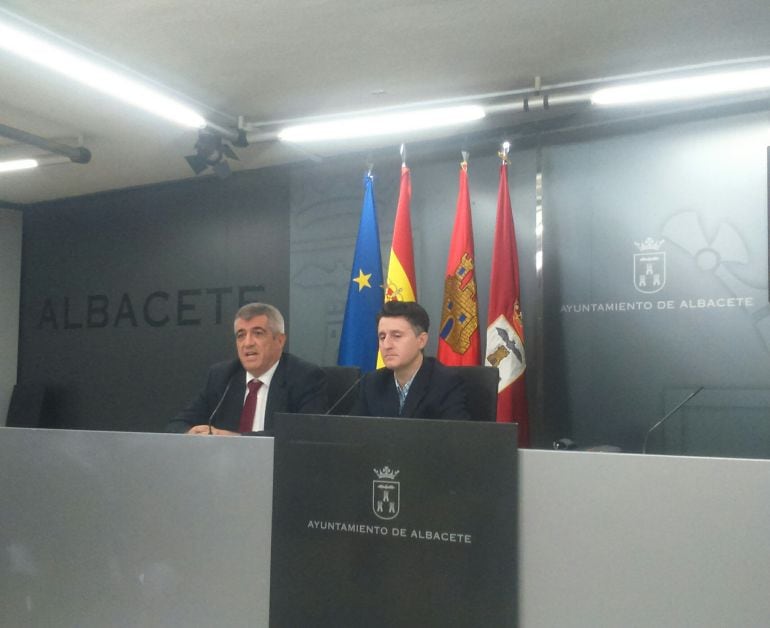 Pedro Soriano junto a su abogado Andrés López en la rueda de prensa ofrecida esta mañana en el ayuntamiento de Albacete
