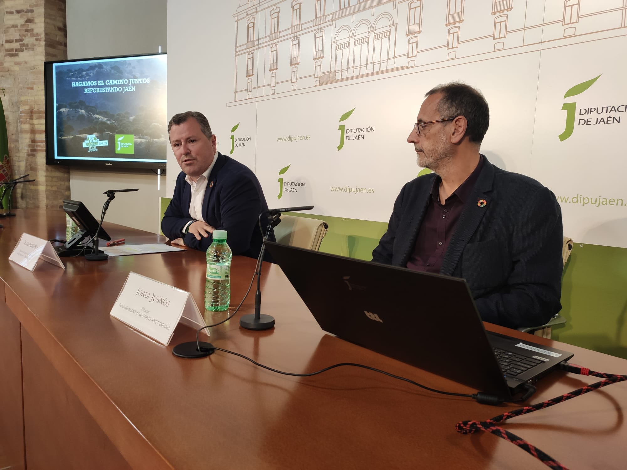 El diputado de agricultura, ganadería, medio ambiente y cambio climático, Pedro Bruno; y el director de &#039;Plant for the planet&#039;, Jordi Juanós.