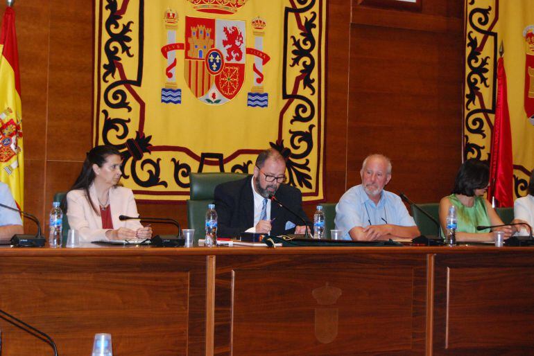 El alcalde de Arroyomolinos, Andrés Martínez, durante su investidura.