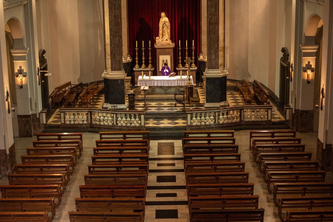 La iglesia de Santa María de Betlem, de Barcelona, vacía mientras se celebra una eucaristía.