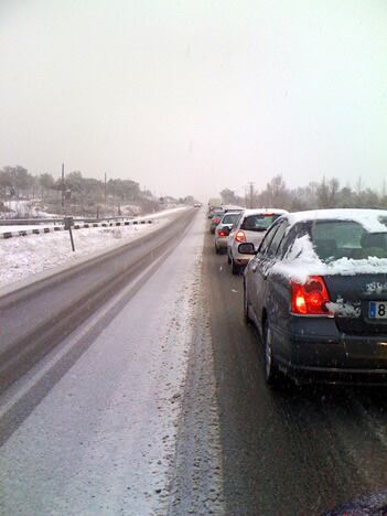 Una carretera nevada en la zona de El Escorial (Madrid)