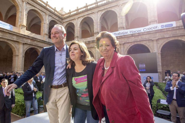 GRA074. VALENCIA, 18/04/2015.- 18/04/2015.- La vicepresidenta del Gobierno, Soraya Sáenz de Santamaría (c), el presidente del PPCV, Alberto Fabra, y la alcaldesa de Valencia, Rita Barberá (d), durante el acto de la proclamación de Fabra como candidato del PP a la Presidencia de la Generalitat, que ha tenido lugar hoy en el monasterio de San Miguel de los Reyes de Valencia. EFE/Manuel Bruque