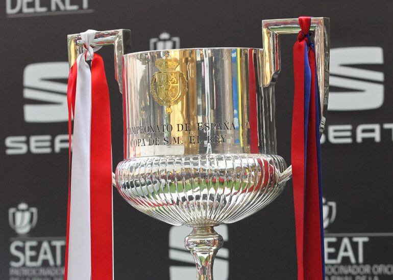 Vista de la Copa del Rey expuesta en un centro de Barcelona