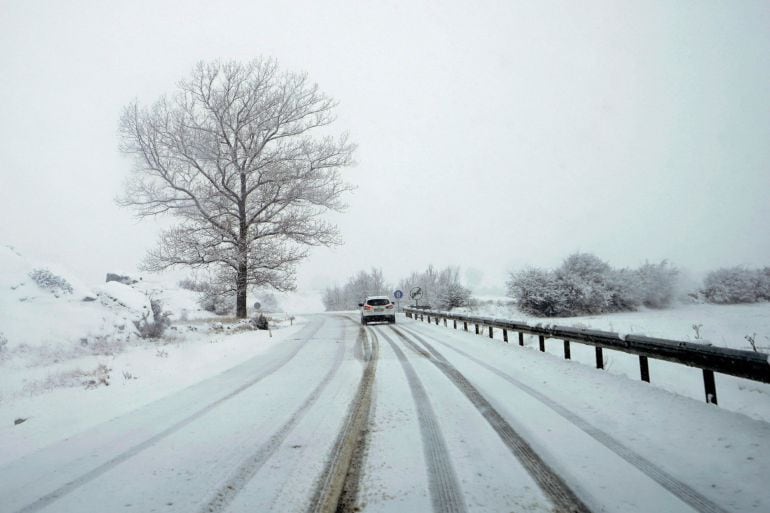 Un coche circula por la carretera A-226 entre Teruel y Cedrillas que se encuentra cubierta por la nieve caída en las últimas horas 