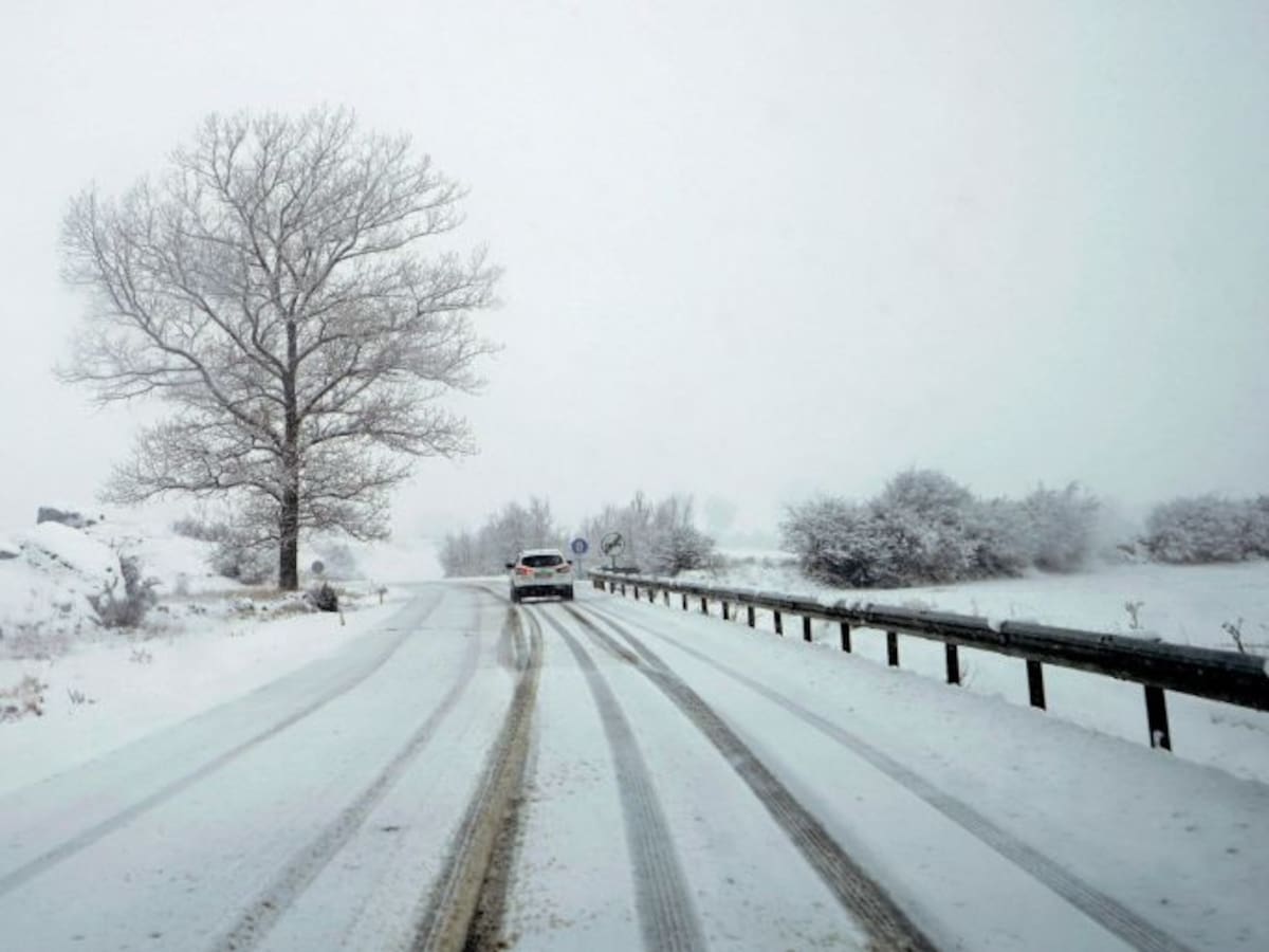 La nieve provoca el corte de decenas de carreteras