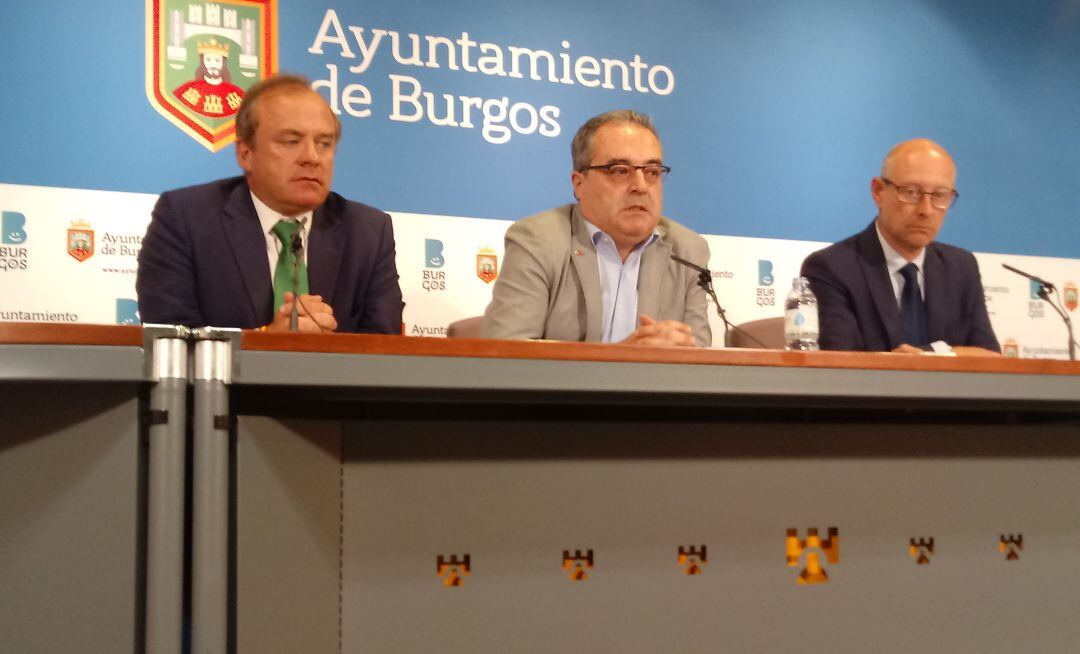 Los concejales de Vox, Fernando Martínez-Acitores (izda) y Angel Martín (centro) junto a Iñaki Sicilia, consejero vecino de esta formación