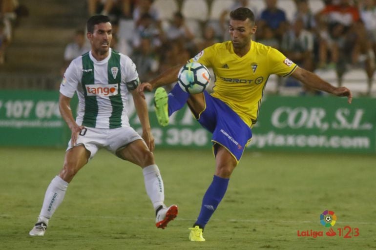 Alfaro lucha por un balón en el partido ante el Cádiz