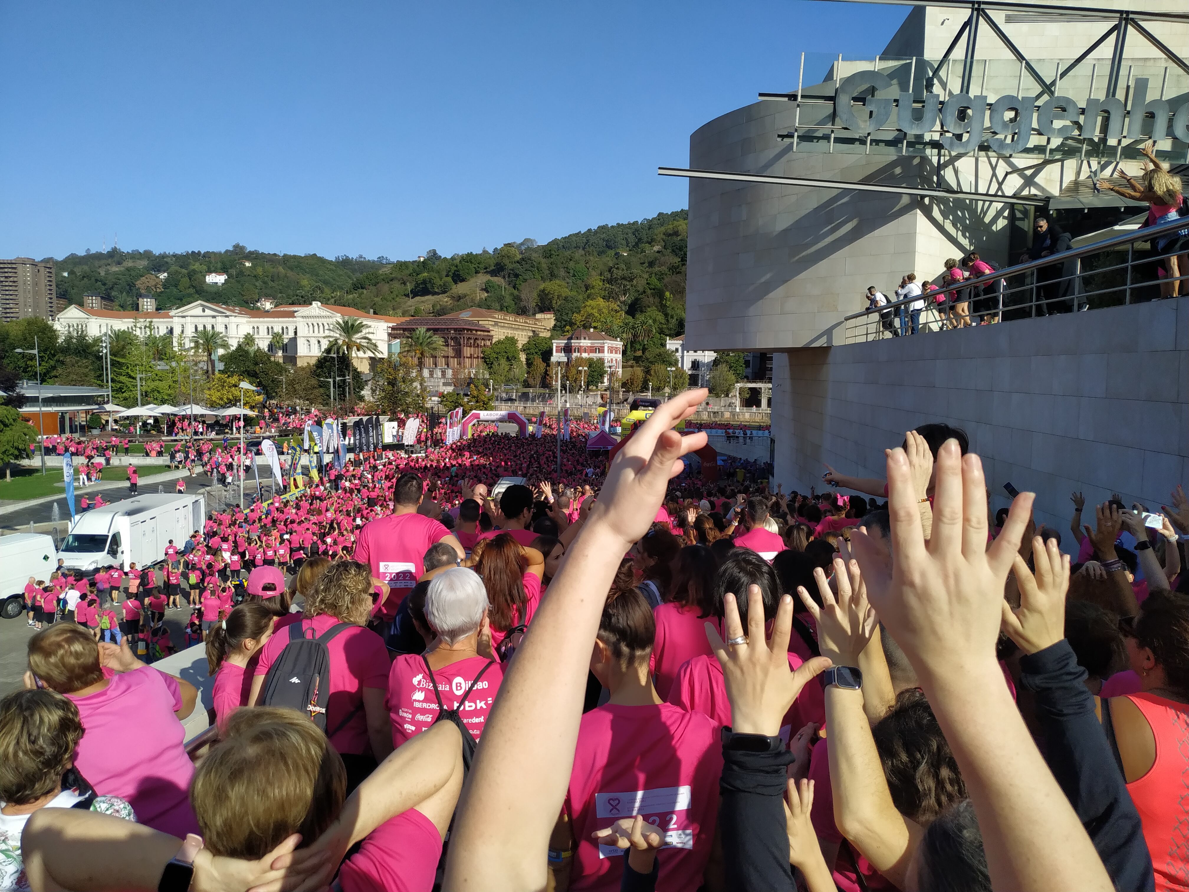 La &#039;marea rosa&#039; ha partido a las 11 de la mañana desde el museo Guggenheim.