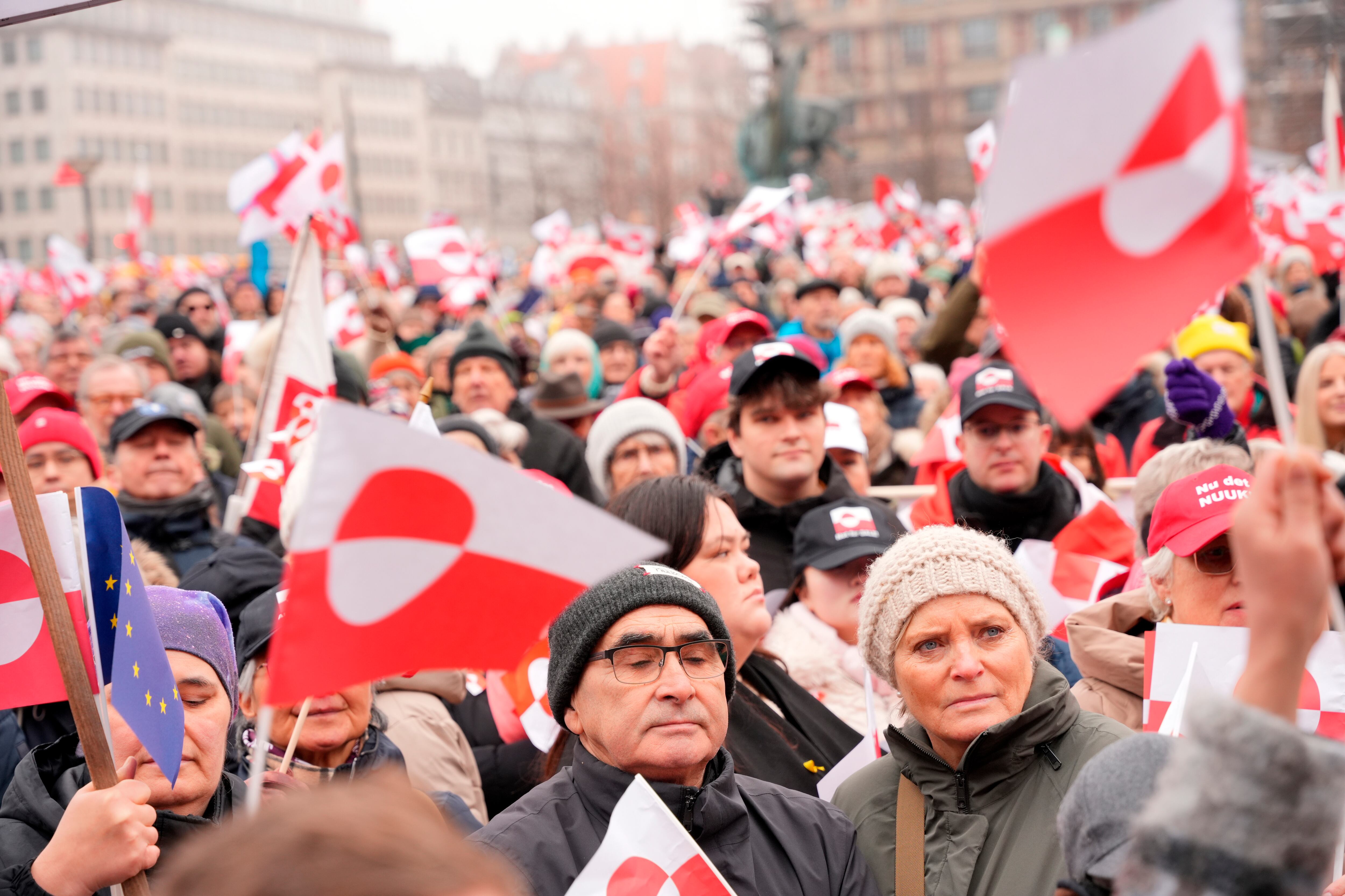 La gente participa en una protesta bajo los lemas «Manos fuera de Groenlandia» y «Groenlandia para los groenlandeses» en Copenhague, Dinamarca, el 17 de enero de 2026.