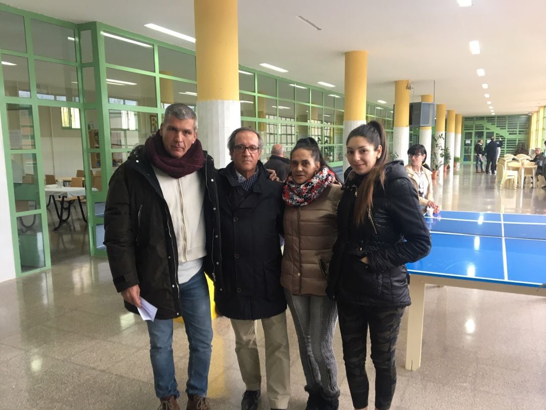 El director del C.P de Topas, Carlos García (segundo por la izquierda), junto a tres internos del Módulo de Respeto