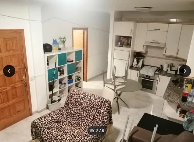 El sofá se alquila por 250 euros en este &quot;salón, comedor, habitación&quot; en un piso del sur de Tenerife