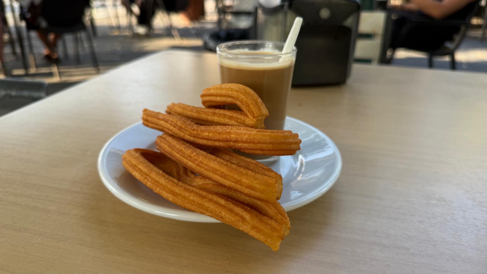 Imagen de archivo de una ración de churros y un café con leche en la terraza Catalino de la Vega