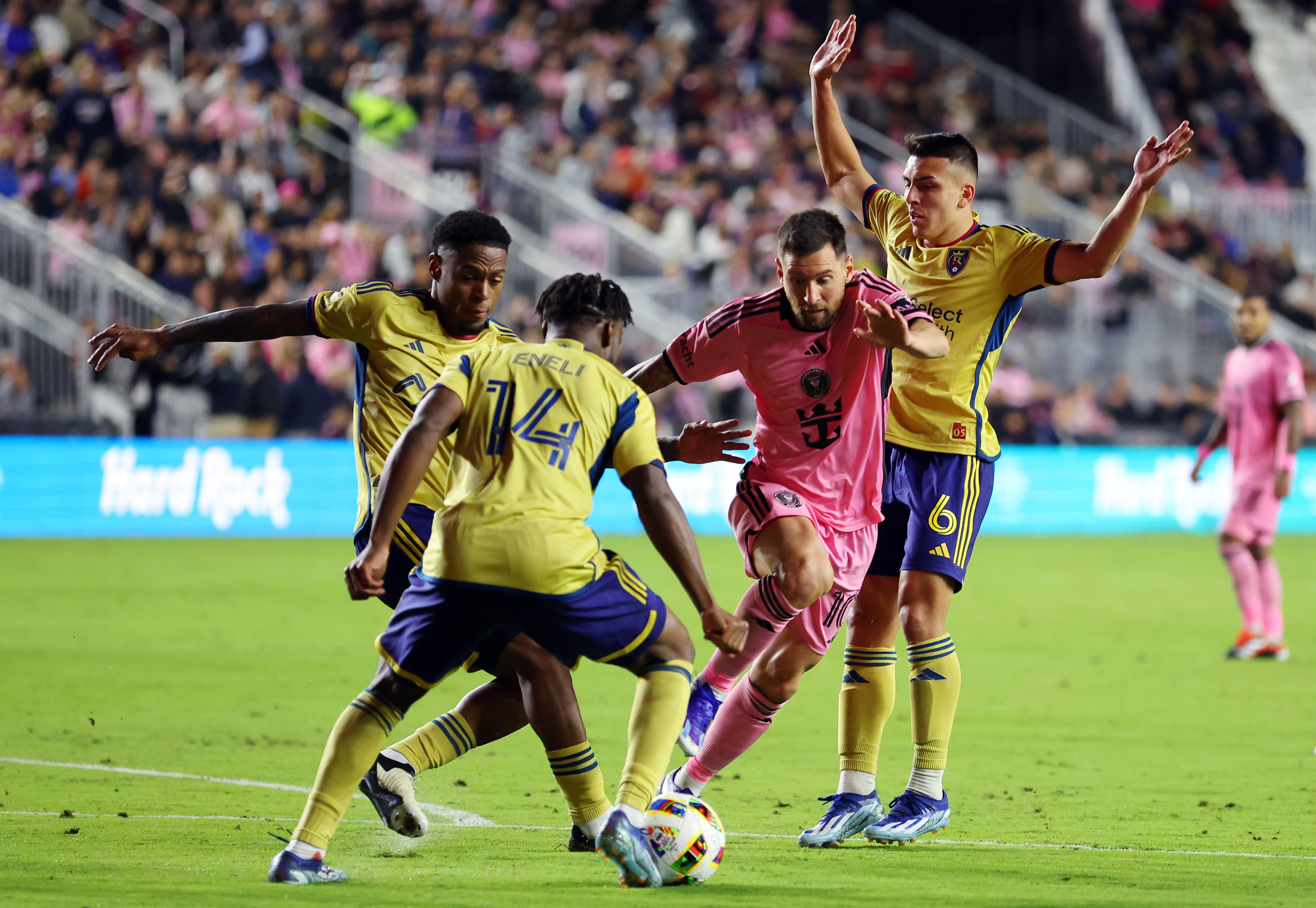 Lionel Messi regatea a Rubio Rubin y Braian Ojeda en el encuentro de apertura de la MLS entre el Inter de Miami y el Real Salt Lake disputado en el Chase Stadium. (Photo by Megan Briggs/Getty Images)