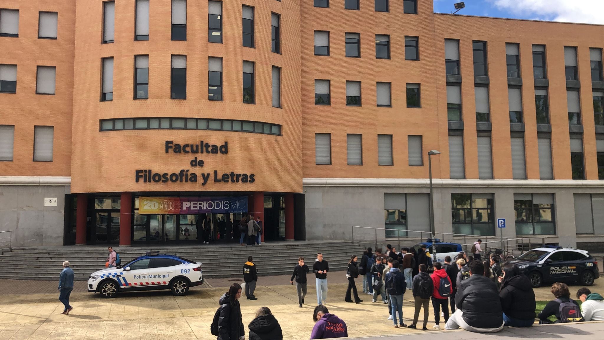 Un joven de 21 años fallece de forma repentina en la facultad de Filosofía y Letras