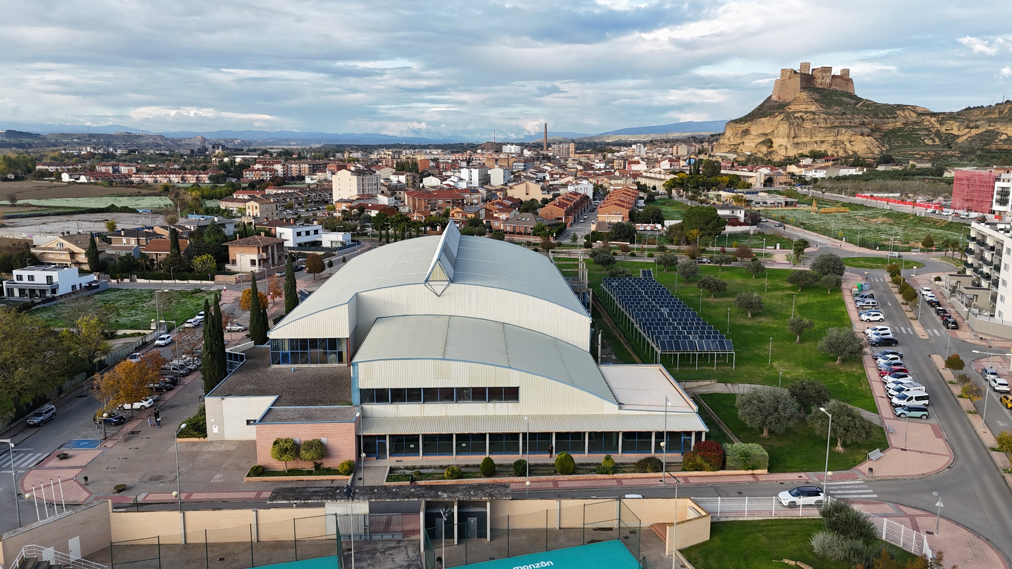 Imagen aérea de la piscina climatizada Monzón